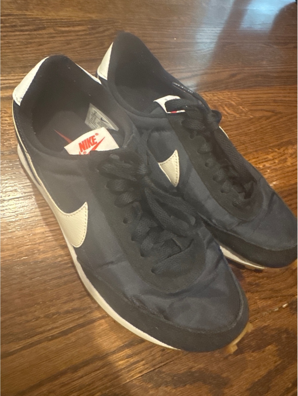 Nike Women’s Daybreak in Black Size 8